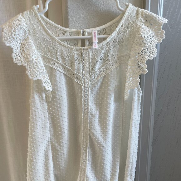 Xhilaration Tops - Women's White Eyelet Sleeveless Flutter Top Target Brand Xhilaration - Size S